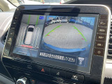 まるで真上から見ているような、視認性の良いアラウンドビューモニターです。駐車が苦手な方でもこれでらくらく駐車できますよ。