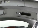 【パワーバックドア】パワーバックドア装着車です。ボタンを押すだけ、力要らずでドアの開閉が可能になります。
