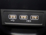 充電用USB端子付き。スマートフォンなどの充電に便利です。