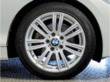 【BMWアロイホイル】軽量かつ強度に拘ったアロイホイル。走行性能ポテンシャルを引き出す設計。車の足元を引き締めてくれる大きなポイントはアロイホイルです。
