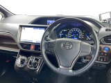 運転席まわりです。 各操作スイッチは使いやすい位置に配置されてます。