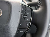 アダプティブクルーズコントロール機能付きです。走行中に先行車の様子を検知しながら、設定した車速の範囲内で先行車との距離のキープを支援します。詳細は販売店スタッフまでおたずねください。