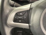 ステアリングスイッチ付きで、運転中に視線を前に向けたまま操作できます。