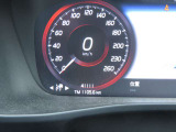 メーター中央にナビゲーションが表示されていており、運転中でも見やすい配置になっております。
