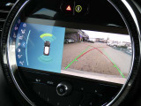 後方の映像を車載画面に表示するバックカメラ。駐車や車庫入れをサポートし、ガイドラインで距離や角度を確認でき、安全でスムーズな運転を助けます。
