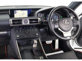 ★使いやすさや安全性を追求したステアリング周り!高級車ゆえにスイッチ類が多いのも特徴ですね!考え尽くされた配置ですぐに使いこなす事が出来ますのでご安心下さい!是非、体感してみて下さい!!