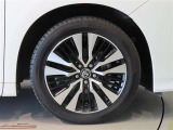 純正のアルミホイール装着車です。タイヤサイズは235/50R18です。