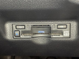 【ETC2.0(DSRC/ITSスポット)】ETCカードを挿入すれば料金所はノンストップで通過できます。ETC限定の割引や、高速道路の情報提供サービスを利用できます。