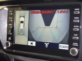 パノラミックビューモニターを装備。駐車場や交差点でクルマを真上から見るように周囲を確認できます。機能の詳細は販売店スタッフまでおたずねください。