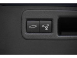 【クローザー】 スイッチを押すと電動でバックドアが閉まります。