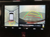 【パノラミックビューモニター】クルマの前後左右に搭載したカメラから取り込んだ画像を合成し、車両を上から見たような画像をディスプレイに表示します。