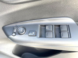 【電動格納ミラー】サイドミラーは電動格納式となっており、狭い駐車場でもキズがつくリスクを抑えられます。