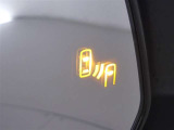 隣車線を走る車両をレーダーで検知し、ドアミラーでは確認しにくい後側方エリアに存在する車両に加え、急接近してくる車両も検知します。車両を検知するとドアミラーに搭載されたLEDインジケーターが点灯します。