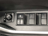 パワーウィンドのスイッチです。運転席に座りながら、助手席や後席の窓を開け閉めできるので大変便利ですよ。