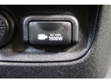 100V・1500W電源を装備。PC等の電気製品に対応し、走行中にも使用できます。アウトドアでも活躍しますし、停電などの非常時には電源としても使える便利な装備です。ラゲージスペースにも装備しています。