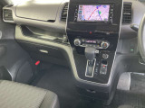 駐車ブレーキは電動式です。オートホールド機能付きで便利ですね