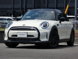 初めてのMINIで失敗したくない方に選ばれる定番モデルです。扱いやすいサイズ感と軽快な走りが魅力。正規ディーラー認定中古車のため、遠方のお客様にもご安心してお乗りいただけます。