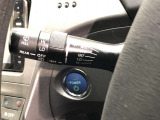 ワイパースイッチです。「INT」では間欠ワイパーの作動時間間隔を変更できます。リヤワイパーも操作できます。