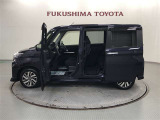 【まるごとクリーニング】シートを取り外し、車内を徹底洗浄。隅々まで丁寧に仕上げています。