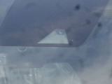 【エマージェンシーブレーキ】走行中に前方の車両等を認識し、衝突の危険があるときは警報とブレーキで衝突回避と被害軽減をアシスト。より安全にドライブをお楽しみいただけます。