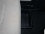 スマートキー付きです。スマートキーとは鍵を車に差し込まなくても、ドアノブを触ったりするだけで、ドアロックを解錠できます。これが凄く便利なんですよ。