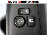 便利な電動格納ドアミラーも装備しております。駐車時にボタン一つで折り畳む事が出来るので便利ですよ。