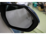 BSMを装備。さらに、後退時車両検知警報【RCTA】を搭載しています。バックで出庫する際に左右から接近する車両を検知し、ミラーのインジケーターの点滅と警報音で警告して安全確認をサポートしてくれます。