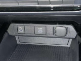 充電用USB端子付き。スマートフォンなどの充電に便利です。