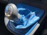 5速MT車!運転好きの方にも嬉しいマニュアルミッション車です♪シフトブーツのブルーカラーもおしゃれで、カングーらしい遊び心ある内装!
