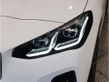 BMWの伝統の丸目4灯ヘッドライトでございます。LEDライトで視認性もよく明るく安全性の向上につながります。