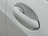 コンフォートアクセス付きでキーを携帯していれば施錠、開錠が可能です。