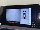 パノラミックビューモニターを装備。駐車場や交差点でクルマを真上から見るように周囲を確認できます。機能の詳細は販売店スタッフまでおたずねください。