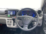 運転席まわりです。 各操作スイッチは使いやすい位置に配置されてます。