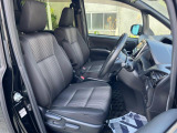 運転席まわりには十分なスペースがあり、大柄な方でもゆったり運転していただける環境です。