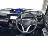運転席まわりです。 各操作スイッチは使いやすい位置に配置されてます。