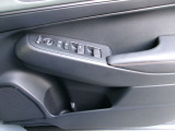 運転席から全ての窓の開閉ができます。ウィンドウロック機能はお子様のいたずら防止に有効です。