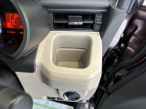運転席側掘り込み式インパネカップホルダー