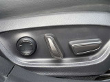 パワーシート付いています!座る方に合わせて位置を細かに調整できます!!