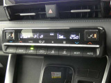 運転席と助手席には寒い時にうれしいシートヒーターが装備されてます。