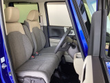 フロントシートはベンチシートです。ベンチシ―トは運転席と助手席の移動もスムーズ!狭い駐車場での乗り降りに便利です。