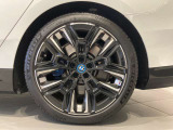 BMWの純正アロイホイールは軽量かつ強度にも優れているホイールで走行性能を引き上げる設計になっております。足元にもBMWは妥協がなくこだわっている個所になります。