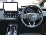 シンプルで使いやすいコクピット。視界性もよく運転しやすいですよ。スイッチ類も使いやすい場所に配置されています。