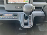 シートを外して室内をすみずみまで洗浄&消臭。ボディやタイヤはもちろん、エンジンルームまで洗浄しています。