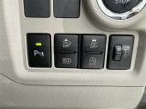 コーナーセンサーを車の前後に装備。障害物までの距離に応じて警告音を変えてお知らせ。縦列駐車時や駐車場・車庫などでの取り回しをサポートします。詳細は販売店スタッフまでおたずねください。