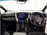 オシャレなインテリアで運転する気分も盛り上がりますよね^^