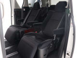【オットマン付きセカンドシート】最大800mmのロングスライドシートとオットマン機能により足を楽々伸ばす事が可能です!また、ひじ掛けもありますので、快適なドライブをお楽しみいただけます!
