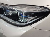 【LEDヘッドライト】先進のLEDテクノロジーを採用。放射される白色光の周波特性は太陽光に近く、バイキセノン・ヘッドライトを上回るコントラストで更に明るく輝きます!