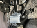 パーキングブレーキはフット式なので運転席と助手席の間はすっきり、移動も楽々です。さっと手が届く位置にATセレクトレバーやエアコンスイッチなどがあり操作性に優れています