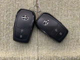 手荷物が多いときでも、スマートキーをバッグやポケットに携帯していれば、キーを取り出すことなくドアの解錠・施錠ができます