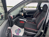 高いホールド性で運転姿勢が安定します。長距離ドライブでも疲れにくいのが魅力です。快適なドライビングライフをお送りください♪